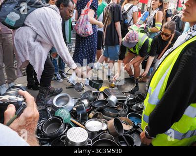 UK, London, Downing Street, 25. Juli 2025. Tausende von Menschen versammeln sich vor dem Eingang zur Downing Street und der Residenz von Premierminister Keir Starmer, die Töpfe und Pfannen knallen und die Regierung auffordern, Maßnahmen gegen Israel zu ergreifen, um die Belagerung und den Hunger von Gaza zu beenden. Die Töpfe und Pfannen wurden dann beiderseits des Eingangs in einer symbolischen Geste abgelegt, um das Leben der 1.000 Palästinenser zu ehren, die von der IDF getötet wurden, als sie versuchten, Hilfe in Gaza zu erhalten. Quelle: Leo Bild/Alamy Live News Stockfoto