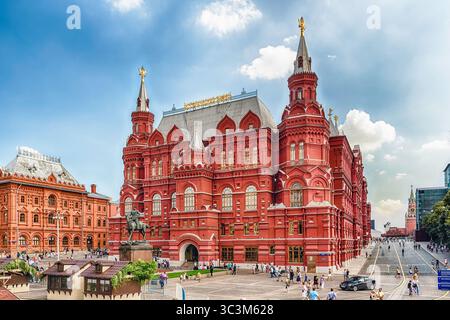 MOSKAU - 22. AUGUST 2016: Das staatliche historische Museum und die Statue des Marschalls Schukow, eine der wichtigsten sehenswürdigkeiten und Wahrzeichen der stadt im Zentrum von Moskau, Russland Stockfoto