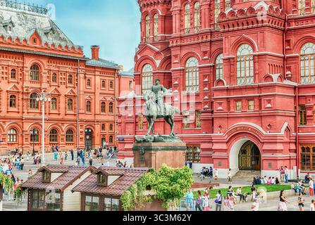 MOSKAU - 22. AUGUST 2016: Das staatliche historische Museum und die Statue des Marschalls Schukow, eine der wichtigsten sehenswürdigkeiten und Wahrzeichen der stadt im Zentrum von Moskau, Russland Stockfoto