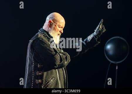 London, Großbritannien. Juli 2025. Rob Halford von Judas Priest auf der Bühne gesehen, als er mit der Band im O2-Konzert auftrat. Quelle: SOPA Images Limited/Alamy Live News Stockfoto
