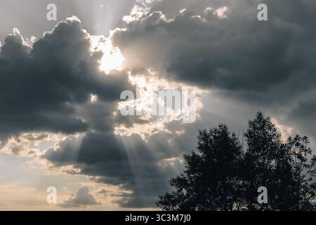 Sonnenstrahlen brechen durch den Sturm Stockfoto