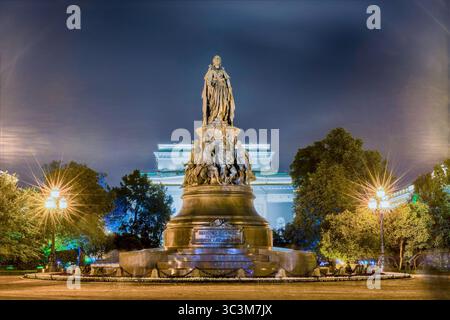 Nächtlicher Blick auf das Denkmal der Königin Jekaterina und ihrer Lieblinge, St. Petersburg, Russland Stockfoto