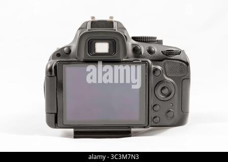Rückansicht einer schwarzen DSLR-Kamera ohne Marke isoliert auf Weißer Hintergrund Stockfoto
