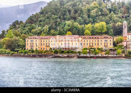 BELLAGIO, ITALIEN - 10. SEPTEMBER: Fassade des Grand Hotel Villa Serbelloni am Ufer von Bellagio, Comer See, Italien, am 10. September 2017. Stockfoto