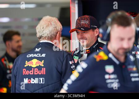SPA, BELGIEN - 25. JULI: Max Verstappen aus den Niederlanden und Oracle Red Bull Racing sprechen mit Dr. Helmut Marko aus Österreich und Oracle Red Bull Racing, bevor sie am 25. Juli 2025 auf dem Circuit de Spa-Francorchamps in Spa, Belgien vor dem Formel 1-Grand-Prix von Belgien sprinten. (Foto: Qian Jun/Paddocker) Credit: Jun QIAN/Alamy Live News Stockfoto