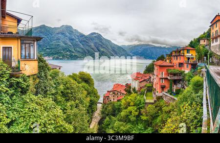 Panoramablick über den Comer See, wie von der Stadt Bellano, Italien gesehen Stockfoto