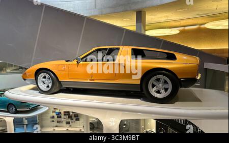 Mercedes-Benz C 111, ein futuristischer Versuchswagen aus den 1960er–70er Jahren, der zum Testen von Dreh- und Turbodieselmotoren in makellosem Zustand verwendet wurde. Stockfoto