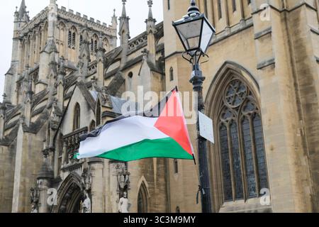 Bristol, Großbritannien. Juli 2025. Die Bristol Palestine Alliance hat ein Recht auf Redefreiheit vor der Bristol Cathedral. Viele Redner äußerten Bedenken darüber, dass das Recht auf freie Meinungsäußerung durch das jüngste Verbot der Palästinensischen Allianz-Gruppe untergraben werde. Quelle: JMF News/Alamy Live News Stockfoto