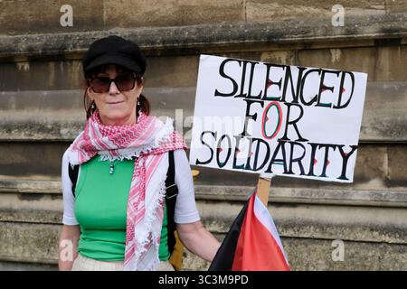 Bristol, Großbritannien. Juli 2025. Die Bristol Palestine Alliance hat ein Recht auf Redefreiheit vor der Bristol Cathedral. Viele Redner äußerten Bedenken darüber, dass das Recht auf freie Meinungsäußerung durch das jüngste Verbot der Palästinensischen Allianz-Gruppe untergraben werde. Quelle: JMF News/Alamy Live News Stockfoto