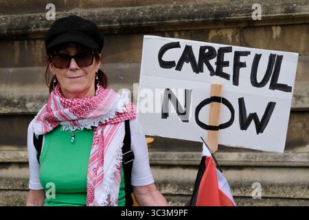 Bristol, Großbritannien. Juli 2025. Die Bristol Palestine Alliance hat ein Recht auf Redefreiheit vor der Bristol Cathedral. Viele Redner äußerten Bedenken darüber, dass das Recht auf freie Meinungsäußerung durch das jüngste Verbot der Palästinensischen Allianz-Gruppe untergraben werde. Quelle: JMF News/Alamy Live News Stockfoto