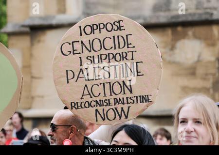 Bristol, Großbritannien. Juli 2025. Die Bristol Palestine Alliance hat ein Recht auf Redefreiheit vor der Bristol Cathedral. Viele Redner äußerten Bedenken darüber, dass das Recht auf freie Meinungsäußerung durch das jüngste Verbot der Palästinensischen Allianz-Gruppe untergraben werde. Quelle: JMF News/Alamy Live News Stockfoto