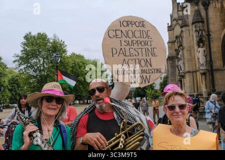 Bristol, Großbritannien. Juli 2025. Die Bristol Palestine Alliance hat ein Recht auf Redefreiheit vor der Bristol Cathedral. Viele Redner äußerten Bedenken darüber, dass das Recht auf freie Meinungsäußerung durch das jüngste Verbot der Palästinensischen Allianz-Gruppe untergraben werde. Quelle: JMF News/Alamy Live News Stockfoto