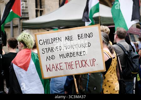 Bristol, Großbritannien. Juli 2025. Die Bristol Palestine Alliance hat ein Recht auf Redefreiheit vor der Bristol Cathedral. Viele Redner äußerten Bedenken darüber, dass das Recht auf freie Meinungsäußerung durch das jüngste Verbot der Palästinensischen Allianz-Gruppe untergraben werde. Quelle: JMF News/Alamy Live News Stockfoto