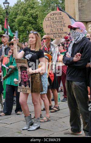 Bristol, Großbritannien. Juli 2025. Die Bristol Palestine Alliance hat ein Recht auf Redefreiheit vor der Bristol Cathedral. Viele Redner äußerten Bedenken darüber, dass das Recht auf freie Meinungsäußerung durch das jüngste Verbot der Palästinensischen Allianz-Gruppe untergraben werde. Quelle: JMF News/Alamy Live News Stockfoto