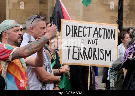 Bristol, Großbritannien. Juli 2025. Die Bristol Palestine Alliance hat ein Recht auf Redefreiheit vor der Bristol Cathedral. Viele Redner äußerten Bedenken darüber, dass das Recht auf freie Meinungsäußerung durch das jüngste Verbot der Palästinensischen Allianz-Gruppe untergraben werde. Quelle: JMF News/Alamy Live News Stockfoto
