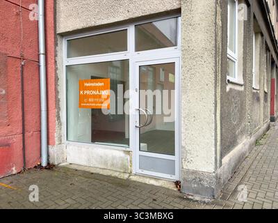 Ostrava, Tschechien - 21. November 2024: Kommerzielles Poster der Immobilienvermietung Heimstaden am Fenster, das kostenlose Büromieten auf Tschechisch anbietet Stockfoto
