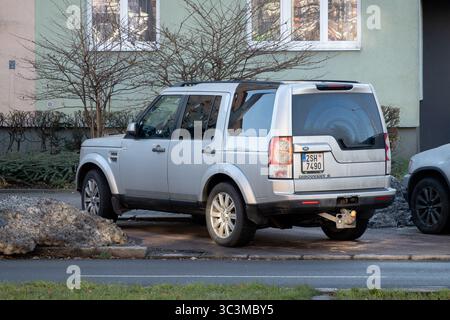 Ostrava, Tschechien – 18. Dezember 2023: Land Rover Discovery III L319 Geländewagen parkt auf der Straße, Rückansicht Stockfoto