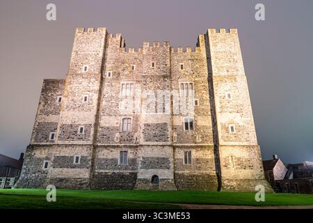 Der beeindruckende große Turm aus dem 12. Jahrhundert, der Donjon, bei Dover Castle, beleuchtet bei Nacht. Niedriger Blickwinkel mit Blick auf den Donjon in der inneren Vorburg. Stockfoto