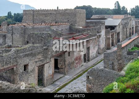 Blick auf die Straße und die Gebäude in Pompeji in der Nähe von Neapel, Region Kampanien in Italien, die das römische Leben unter der Asche der Erupti weitgehend erhalten haben Stockfoto