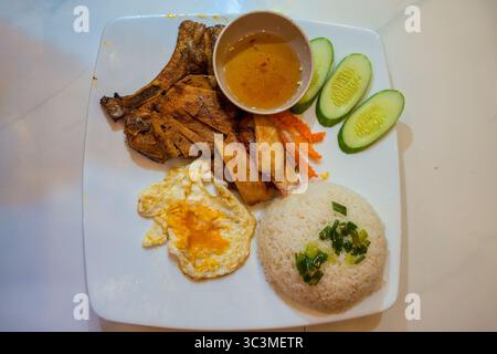 Bruchreis mit Schweinekoteletts und Eiern, ein bekanntes Gericht vieler Vietnamesen. Stockfoto