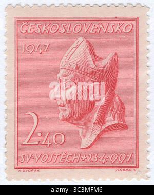TSCHECHOSLOWAKEI - 23. April 1947: 2,40 Kronen-Karmin-Briefmarke mit der Darstellung des Heiligen (Vojtěch). 950. Todestag des heiligen Adalbert, Bischof von Prag, Missionar und christlicher heiliger. Adalbert von Prag, bekannt in Tschechien, Polen und der Slowakei unter seinem Geburtsnamen Vojtěch, war ein tschechischer Missionar und christlicher heiliger. Er war Missionar der Ungarn, Polen und Preußen, die in seinen Bemühungen, die Baltischen Preußen zum Christentum zu konvertieren, zum Märtyrer wurden. Adalbert wurde später zum schutzheiligen der Tschechischen Republik, Polens und des Herzogtums Preußen erklärt Stockfoto