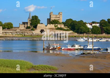Rochester, Kent, Großbritannien, mit dem River Medway und Booten bei Ebbe, im Sommer Stockfoto