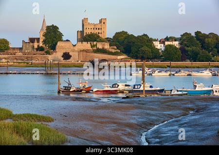 Der River Medway in Rochester, Kent, Großbritannien, am frühen Abend, mit Rochester Castle und Kathedrale Stockfoto