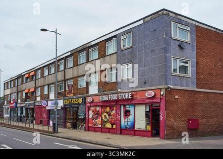 Eine Reihe von Geschäften an der High Street in Strood in der Nähe von Rochester, Kent, Großbritannien, im Jahr 2025 Stockfoto