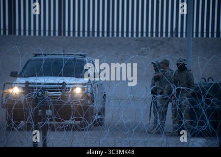 Soldaten bewachen wachend einen strategischen Grenzübergang in der Nähe von Ciudad Juarez, inmitten zunehmender Spannungen über die Einwanderung. Stockfoto