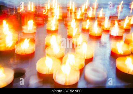Eine faszinierende Langzeitaufnahme von Halloween-Kerzen, die glühende Flammen und ein Gefühl von Geheimnis auf kreativen Lichtwegen zeigen. Perfekt für gruselige Stockfoto