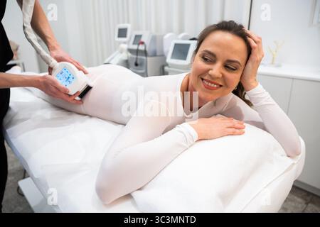 Frau genießt entspannende Körperbehandlungen in einem Wellnesscenter Stockfoto