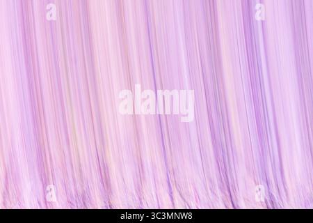 Abstraktes Bild mit vertikalen Streifen in sanftem Violett und Rosa, die eine beruhigende, ätherische Atmosphäre schaffen. Der verschwommene Effekt verstärkt das Gefühl von m Stockfoto