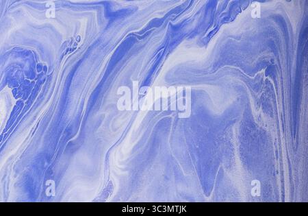 Schönes abstraktes Acrylfarben-Muster in Blautönen mit fließenden und dynamischen Wirbeln und Wellen. Perfekt für künstlerische Hintergründe, Designs und c Stockfoto