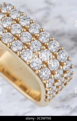 Exquisite Nahaufnahme eines luxuriösen Goldrings, der mit Diamanten verziert ist und Eleganz und Handwerkskunst verkörpert. Ideal für Schmuckdesign und Fashi Stockfoto