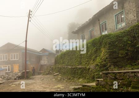 Nebliger Morgen auf dem namche Basar, Nepal, mit traditionellen Steinhäusern und üppigem Grün. Die ruhige Atmosphäre spiegelt die ruhige Schönheit des Himalaya wider Stockfoto