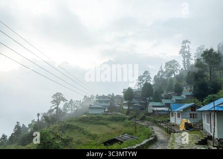 Nebliger Blick auf den namche Basar, ein malerisches Dorf in Nepal, umgeben von üppigem Grün und eingebettet in die Berge des Himalaya. Ein Gateway für Stockfoto