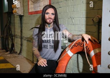 Eine Drag Queen modelliert ein graues T-Shirt mit den Worten „Ich habe wirklich so aufgewacht“ in Shoreham Port, Brighton Stockfoto