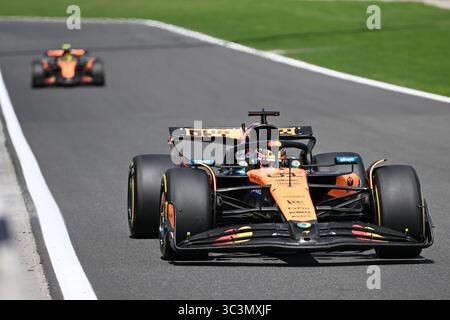Stavelot, Belgien. Juli 2025. McLarens australischer Fahrer Oscar Piastri (vorne) und McLarens britischer Fahrer Lando Norris fahren während des Sprint-Rennens des Formel-1-Grand Prix von Belgien auf der Spa-Francorchamps-Strecke in Stavelot, Belgien, am 26. Juli 2025. Quelle: Zhao Dingzhe/Xinhua/Alamy Live News Stockfoto
