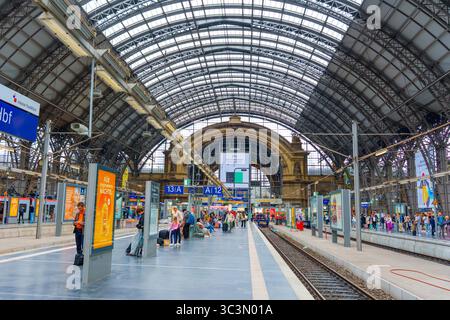Frankfurt, Deutschland - 10. Juni 2025: Geräumiger Terminalbereich im Frankfurter Hauptbahnhof mit hohen Decken, modernem Design und geschäftigem treiben Stockfoto