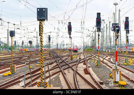 Frankfurt, Deutschland - 10. Juni 2025: Komplexe Anordnung von Bahngleisen und Signalleuchten auf dem Frankfurter Bahnhofsgelände, die die Infrastruktur der Stadt darstellen Stockfoto