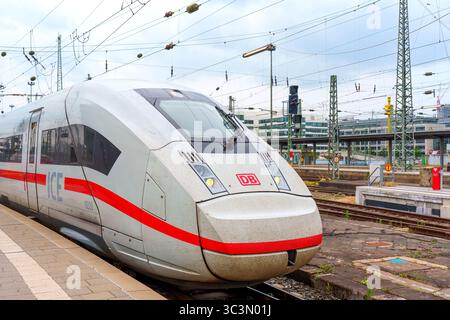 Frankfurt, Deutschland - 10. Juni 2025: Nahaufnahme eines Hochgeschwindigkeitszuges am Frankfurter Bahnhof mit modernem Design und Eisenbahninfrastruktur Stockfoto