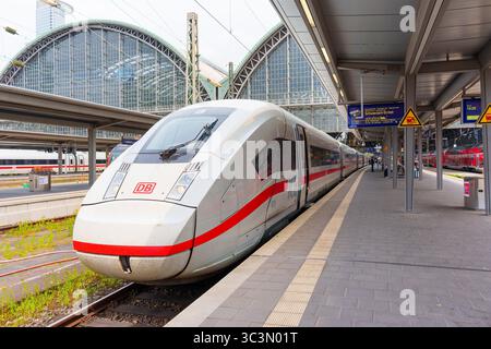 Frankfurt, Deutschland - 10. Juni 2025: Nahaufnahme eines Hochgeschwindigkeits-ICE-Zuges, der am Frankfurter Hauptbahnhof parkt, mit moderner Architektur und geschäftigem Ambiente Stockfoto