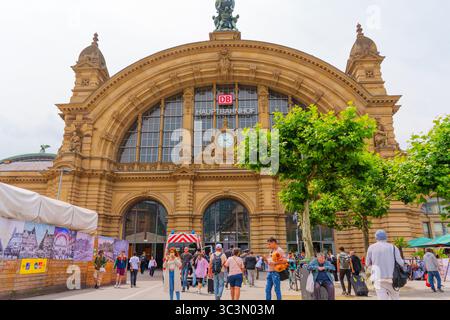 Frankfurt, Deutschland - 10. Juni 2025: Kunstvolle Architektur des historischen Frankfurter Hauptbahnhofs, umringt von Fußgängern Stockfoto