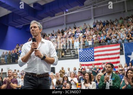 Austin, Usa. Juli 2025. Der ehemalige US-Repräsentant BETO O’ROURKE hält die letzte Rede bei einer Kundgebung unter dem Titel „The People vs. The Power Grab“, die am 25. Juli 2025 etwa 1.000 in Austin anzog. Die von Powered by People gesponserte Kundgebung war eine Reaktion auf den Druck der Republikaner und Präsident Donald Trumps, die texanischen Demokraten aus dem Kongress zu verdrängen. Talarico, ein aufstrebender Star in der Demokratischen Partei, denkt über ein Rennen um den US-Senat nach. Quelle: Bob Daemmrich/Alamy Live News Stockfoto