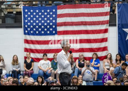 Austin, Usa. Juli 2025. Der ehemalige US-Repräsentant BETO O’ROURKE hält die letzte Rede bei einer Kundgebung unter dem Titel „The People vs. The Power Grab“, die am 25. Juli 2025 etwa 1.000 in Austin anzog. Die von Powered by People gesponserte Kundgebung war eine Reaktion auf den Druck der Republikaner und Präsident Donald Trumps, die texanischen Demokraten aus dem Kongress zu verdrängen. Talarico, ein aufstrebender Star in der Demokratischen Partei, denkt über ein Rennen um den US-Senat nach. Quelle: Bob Daemmrich/Alamy Live News Stockfoto