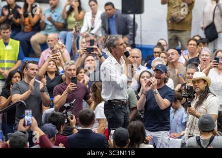 Austin, Usa. Juli 2025. Der ehemalige US-Repräsentant BETO O’ROURKE hält die letzte Rede bei einer Kundgebung unter dem Titel „The People vs. The Power Grab“, die am 25. Juli 2025 etwa 1.000 in Austin anzog. Die von Powered by People gesponserte Kundgebung war eine Reaktion auf den Druck der Republikaner und Präsident Donald Trumps, die texanischen Demokraten aus dem Kongress zu verdrängen. Talarico, ein aufstrebender Star in der Demokratischen Partei, denkt über ein Rennen um den US-Senat nach. Quelle: Bob Daemmrich/Alamy Live News Stockfoto