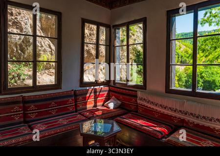 BLAGAJ TEKIJA, BOSNIEN-HERZEGOWINA - 08. JUNI 2025: Eines der Zimmer im Derwischhaus aus dem 15. Jahrhundert. Gebaut für Sufi Dervish, gilt es als eins Stockfoto