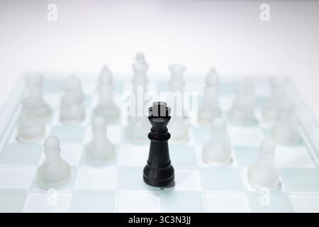 Schach, König umringt Stockfoto