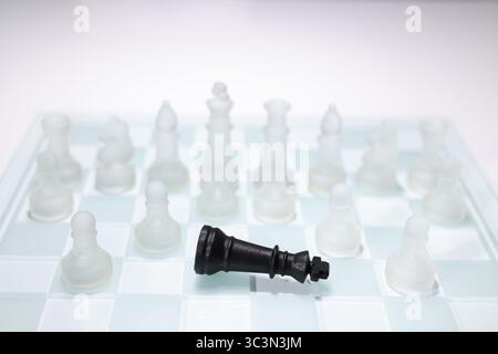 Schach, König umzingelt und besiegt Stockfoto