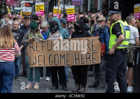 Glasgow, Schottland, 26. Juli 2025. Gegenproteste gegen den „Mass-Deportations Now“-marsch der UK Independence Party (UKIP) unter der Leitung des Führers Nick Tenconi und mit Patriotic Alternative in Anwesenheit, durch die Straßen von Glasgow, Schottland, 26. Juli 2025. Foto: Alamy Live News. Stockfoto